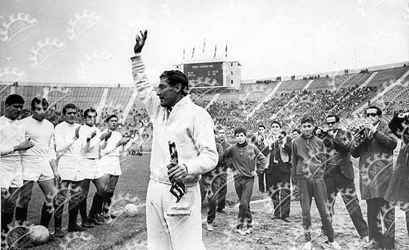 Inglaterra, 11 de junio de 1966 - Antonio La Tota Carbajal con trofeo